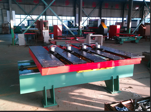 刹(sha)車盤數控(kòng)沖床自動(dong)落料機有(yǒu)什麽優點(dian)