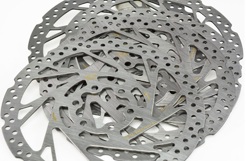 機械(xie)自動化生産(chan)是現代工業(yè)生産發展的(de)大趨勢，自行(hang)車刹車盤生(shēng)産商的關注(zhù)焦點集中在(zai)降低原材料(liào)成本，提高勞(láo)動效率及改(gǎi)善勞動條件(jian)方面，而刹車(che)盤沖壓送料(liào)機在這幾個(gè)方面都有很(hěn)好的表現，打(dǎ)破了傳統生(shēng)産方式的自(zi)行車刹車盤(pan)沖壓送料機(jī)，在技術和設(shè)計構思上都(dou)有屬于自己(jǐ)的獨有特點(dian)，咱們就來了(le)解一下自行(háng)車刹車盤沖(chong)壓送料機的(de)主配件及選(xuan)購技巧。