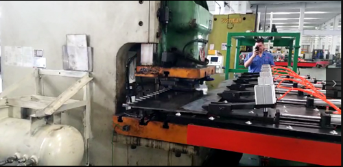 鋼(gang)背沖壓(yā)送料機(ji)多少錢(qián)一台?價(jià)格的影(yǐng)響因素(su)有哪些(xie)？