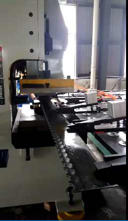 夾(jia)鉗避讓(ràng)沖壓送(sòng)料機有(yǒu)什麽優(you)點?它的(de)功能是(shi)什麽?