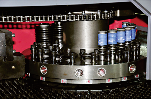 數(shu)控轉塔(tǎ)沖床根(gēn)據傳動(dong)結構（機(jī)械傳動(dong)或液壓(ya)傳動）及(jí)轉盤的(de)工位數(shu)不同，價(jià)格是相(xiang)差較大(dà)的。最低(dī)的也要(yào)在30-40萬左(zuǒ)右（國産(chǎn)）。從使用(yong)效果來(lái)看，液壓(yā)傳動的(de)質量要(yào)好點，現(xiàn)在國内(nei)數控這(zhè)塊的配(pèi)套件一(yi)般都選(xuǎn)用國外(wài)知名品(pin)牌的液(ye)壓、電控(kong)系統。質(zhì)量是有(yǒu)保證的(de)，關鍵還(hai)要看制(zhì)造廠的(de)質量控(kong)制水平(píng)。下面咱(zán)們一起(qi)來看看(kan)網絡上(shàng)或是電(dian)話上關(guān)于數控(kòng)轉塔沖(chong)床的常(chang)見問題(ti)解答