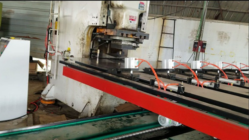 鋼(gang)背刹車盤沖(chong)壓送料機目(mù)前爲止是钣(bǎn)金沖壓行業(yè)的主導送料(liao)設備，強大的(de)功能和低廉(lian)的價格在提(tí)高生産效率(lü)降低勞動強(qiang)度方面始終(zhōng)占據主導地(dì)位，下面咱們(men)一起來看看(kàn)鋼背刹車盤(pán)沖壓送料機(jī)的優良性能(neng)有哪些。