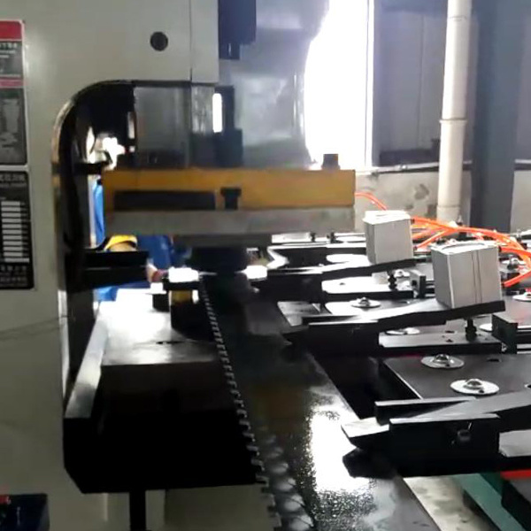 夾(jiá)鉗避讓數(shu)控送料機(jī)