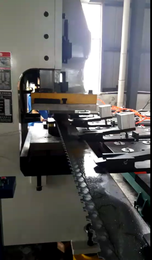 鋼背送(sòng)料機是送料(liào)機性能發揮(huī)較爲完美的(de)案例之一，在(zai)這個行業的(de)生産加工中(zhōng)，鋼背送料機(jī)颠覆了傳統(tǒng)的生産方式(shì)，在提高生産(chan)效率及節省(sheng)原材料方面(mian)都有很好的(de)表現，越來越(yuè)多的鋼背加(jia)工企業已經(jīng)鎖定某個廠(chang)家有意向購(gòu)買這款設備(bèi)，關于采購方(fang)面，咱們一起(qi)來了解一下(xia)鋼背送料機(ji)的價格