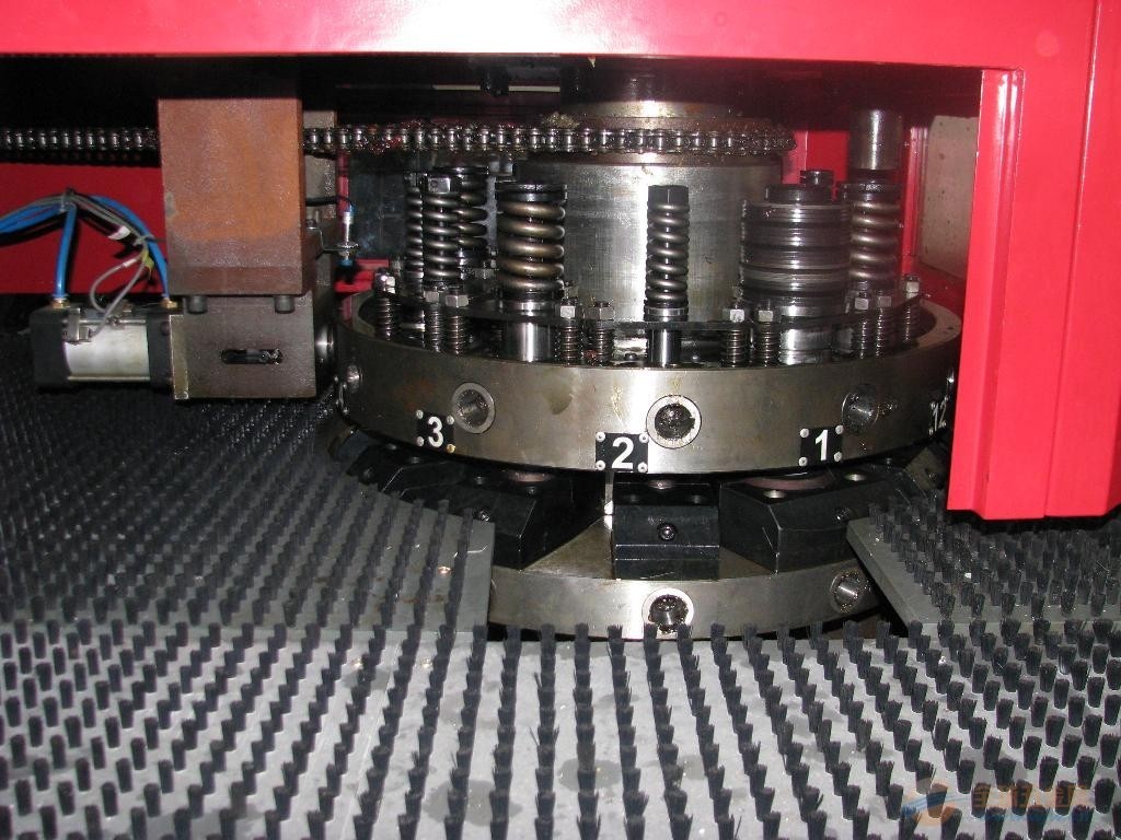 怎樣選(xuǎn)數控沖床(chuang)模具