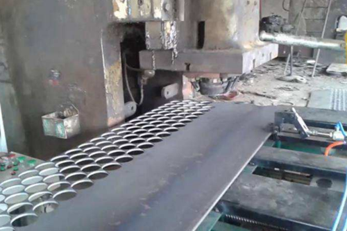 圓(yuan)片落料機(jī)的選購技(jì)巧及主要(yao)配件解析(xī)