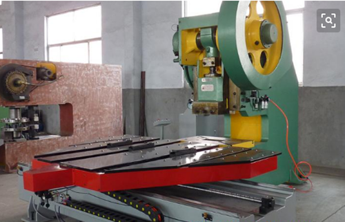 　數控送料機在(zai)目前的钣金沖壓(yā)送料行業中占據(ju)主導地位，它興起(qǐ)的時間不長，卻能(néng)迅速的抓住用戶(hu)的購買意向，一是(shi)因其價格低廉功(gōng)能強大，二是越來(lái)越多的人意識到(dao)現代社會的工業(yè)化趨勢越來越強(qiáng)，順勢發展才能強(qiang)大長久，對于購買(mǎi)數控送料機這方(fāng)面，還是提醒大家(jia)謹慎，下面咱們一(yi)起來了解一下購(gou)買前需要注意什(shí)麽。