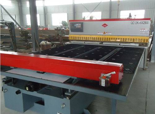 剪闆機前(qián)送料機是(shì)怎樣爲工(gōng)廠省錢的(de)