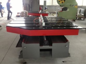 刹(shā)車片沖壓(yā)送料機是(shi)送料機在(zai)日常生産(chǎn)中較爲完(wan)美的應用(yòng)體現，本公(gōng)司在傳統(tong)技術上對(dui)此加以改(gǎi)進升級，加(jiā)之衆多用(yòng)戶的好評(píng)反饋和良(liang)好的建議(yì)，目前，該設(she)備越來越(yuè)多的應用(yòng)在刹車片(pian)，鋼背，大圓(yuan)片的沖片(pian)下料及大(da)中型工廠(chǎng)的生産加(jiā)工中，并且(qie)太陽内内(nèi)膽等配件(jian)的加工企(qi)業也在愉(yú)快的洽談(tán)合作中。