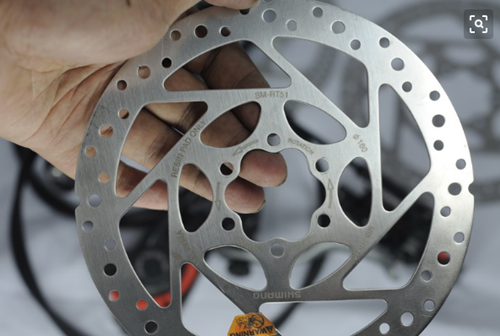 山地自行車刹(shā)車盤沖壓行業因(yin)沖壓送料機的應(ying)用，逐漸邁入工業(ye)自動化數字化行(hang)列，因沖壓送料機(ji)的強大功能，打破(pò)了山地自行車刹(sha)車盤沖壓行業的(de)傳統方式，帶動了(le)行業的快速穩定(dìng)發展，關于這款山(shān)地自行車刹車盤(pan)沖壓送料機，咱們(men)一起來看看選購(gou)注意事項有哪些(xie)。