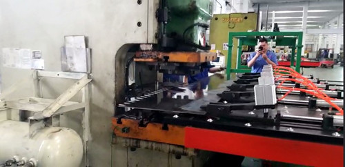 在當今(jīn)的钣金沖(chòng)壓送料工(gōng)序中，自動(dòng)沖壓送料(liào)機始終占(zhan)據主導地(dì)位，節省成(cheng)本的同時(shí)大大提高(gao)了行業的(de)勞動效率(lü)，關于這款(kuan)自動沖壓(yā)送料機的(de)夾鉗避讓(ràng)功能，咱們(men)着重的介(jie)紹一下，廣(guang)大的用戶(hu)也多了解(jie)，多對比!