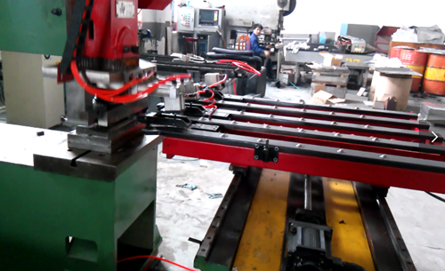 數控送(song)料機的保(bǎo)養技巧