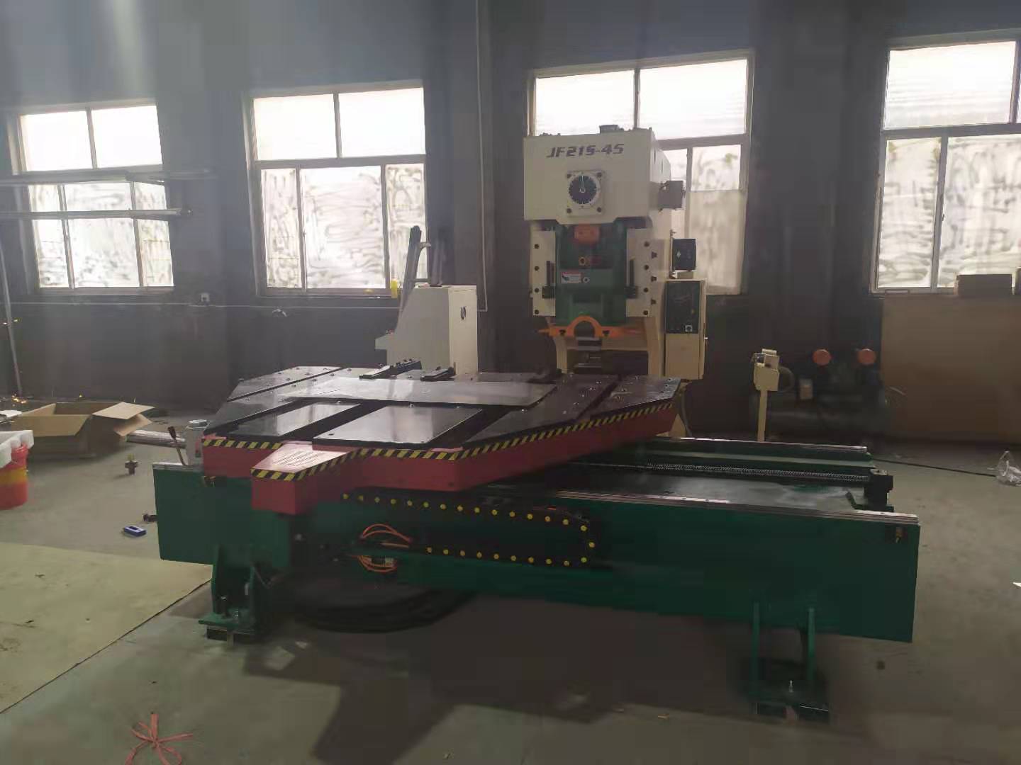 沖床自(zì)動送料機(jī)工作原理(li)及沖壓前(qián)注意事項(xiàng)