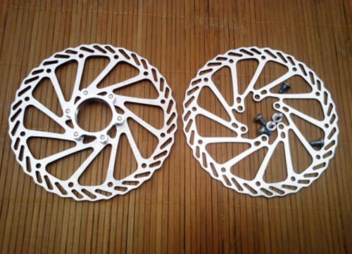 沖(chòng)壓送料機(ji)涉及山地(dì)車刹車盤(pán)生産行業(ye)後，爲該行(háng)業帶來了(le)巨大的改(gǎi)變，行業多(duo)年不變的(de)生産方式(shi)被完全打(da)破，主要表(biao)現在人機(ji)分離式的(de)生産方式(shi)，及提高闆(pan)材利用率(lǜ)方面，另外(wài)對沖壓精(jing)度的高标(biāo)準也得以(yi)實現，總之(zhi)，這款山地(dì)車刹車盤(pán)沖壓送料(liao)機确實推(tuī)進了該行(hang)業自動化(hua)生産的進(jin)程，下面咱(zan)們一起來(lai)了解一下(xia)這款送料(liao)機的性能(neng)。